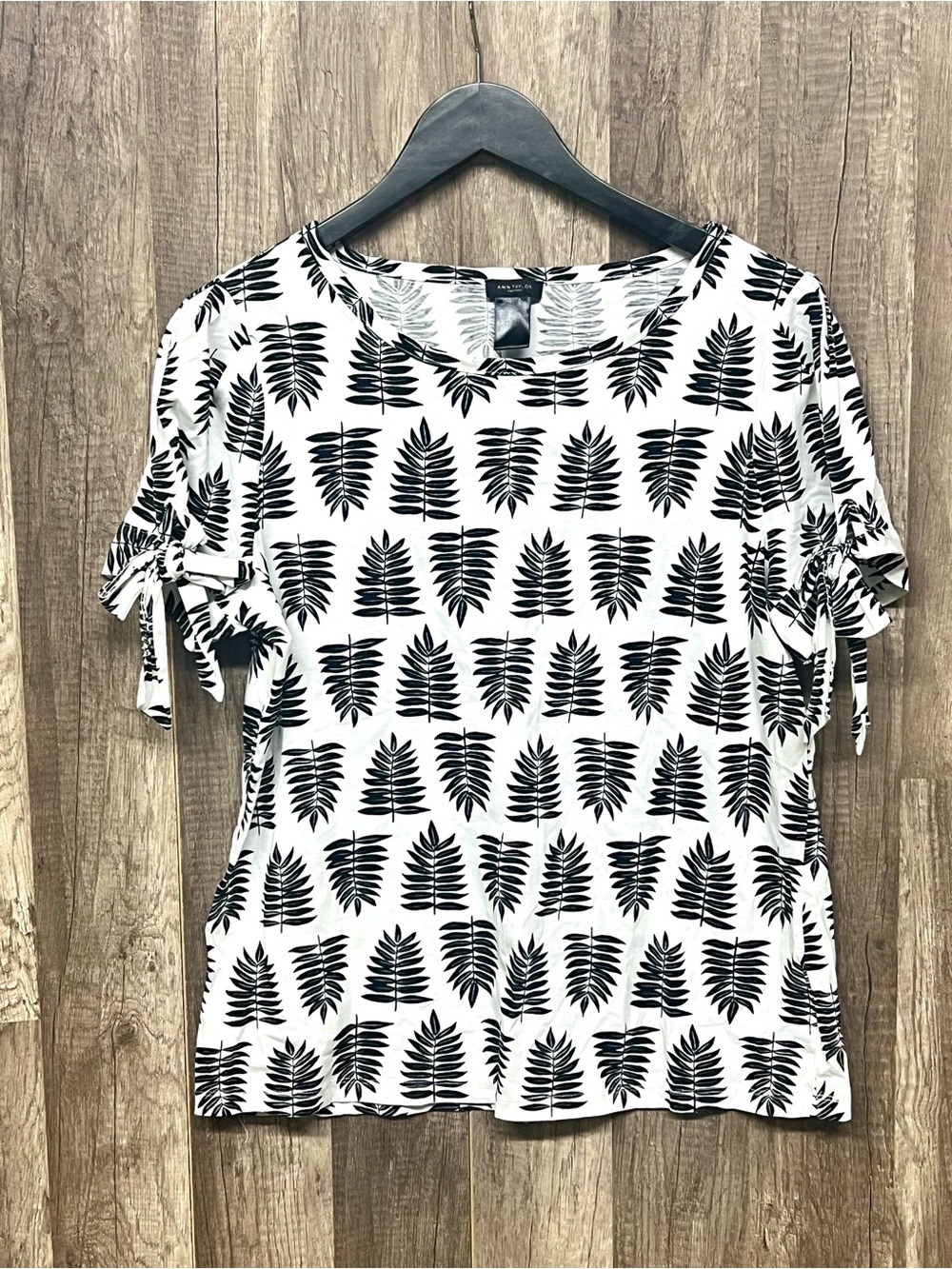 Ann Taylor Black & White Fern Leaf palmPrint Tie-Sleeve Blouse